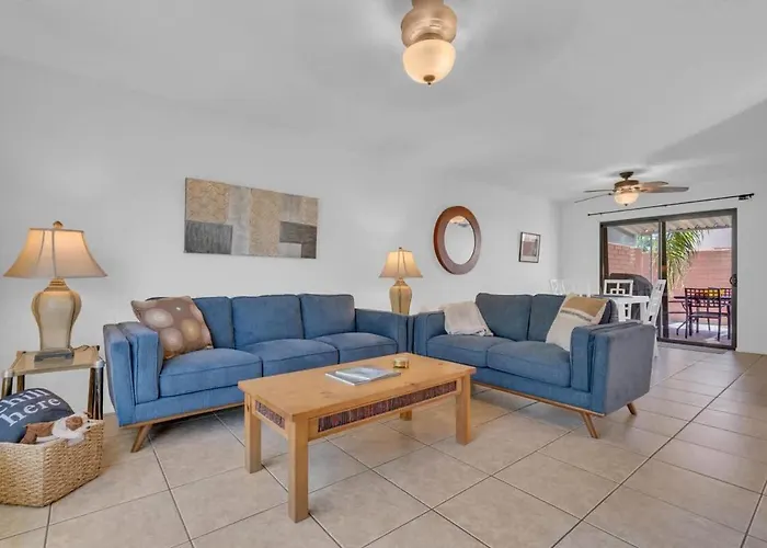 Warm & Quaint Retreat With Pool Holiday home *
