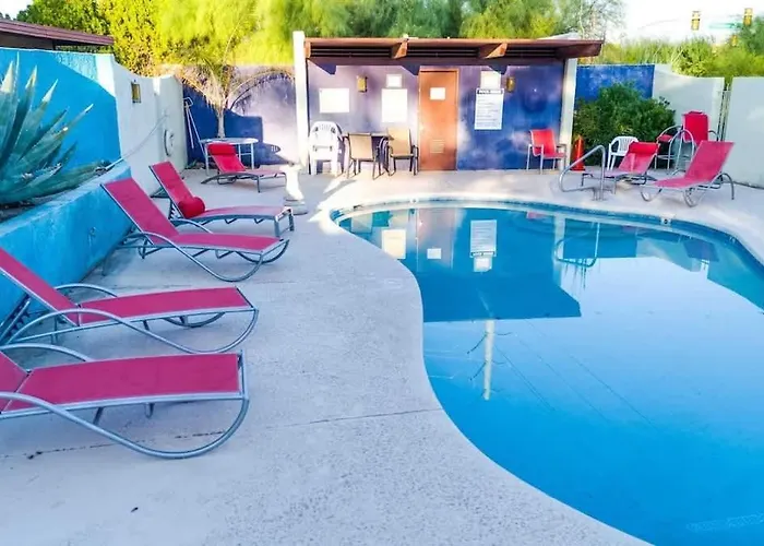 Warm & Quaint Retreat With Pool